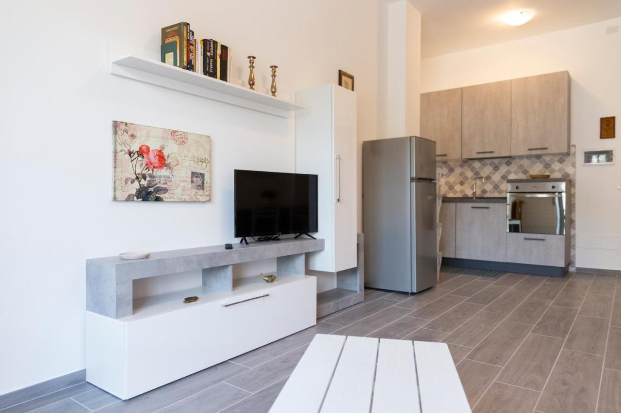 Gray Pearl - Modern Apartment In City Center 아로나 외부 사진