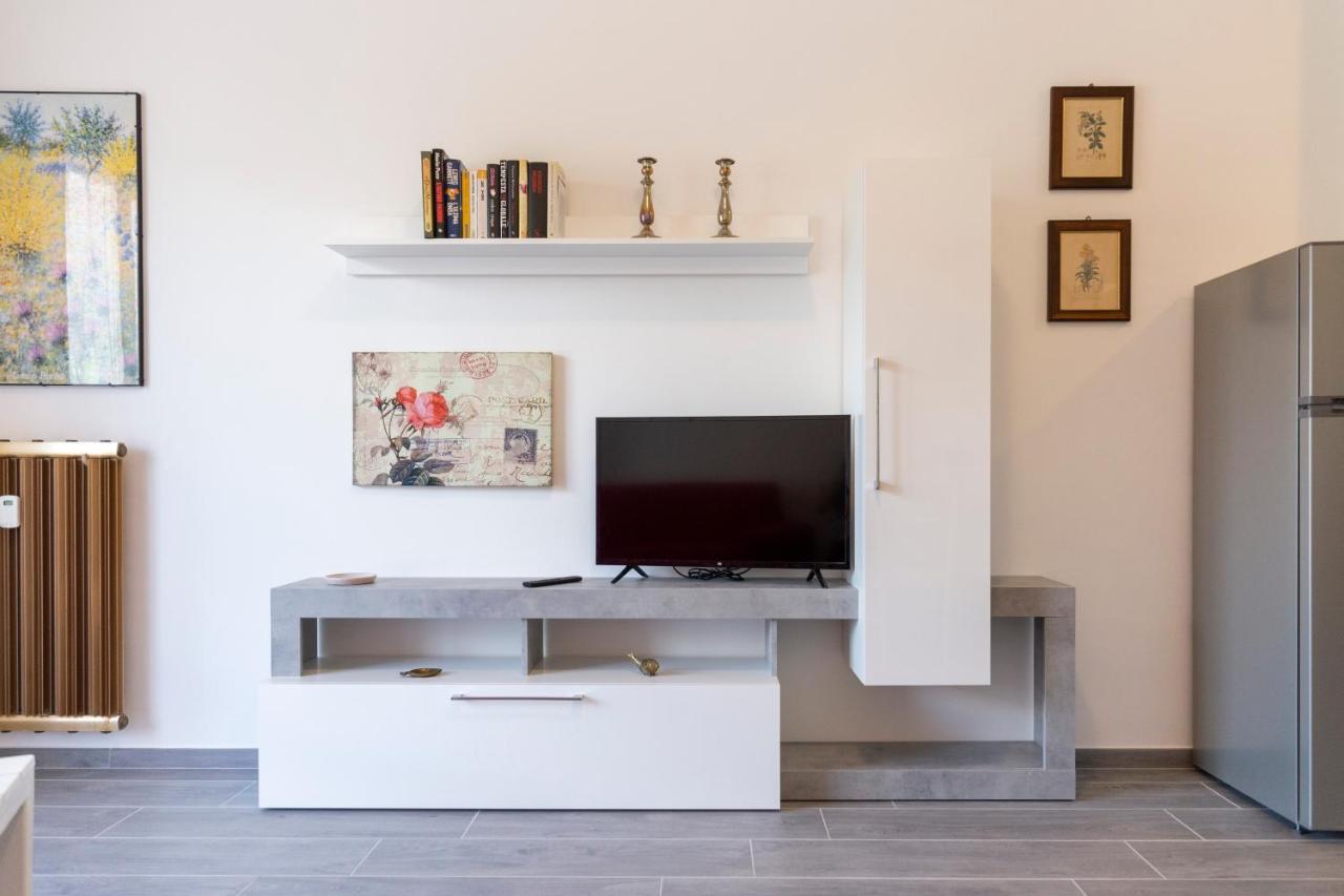 Gray Pearl - Modern Apartment In City Center 아로나 외부 사진